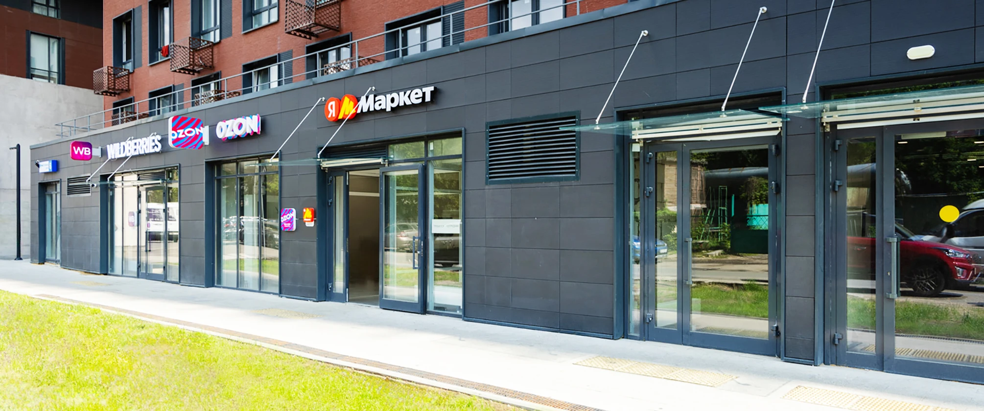 В ЖК «Тринити-2» начали работу новые арендаторы коммерческих помещений